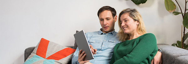 Stel met ipad op bank