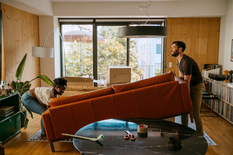 Man en vrouw tillen bank