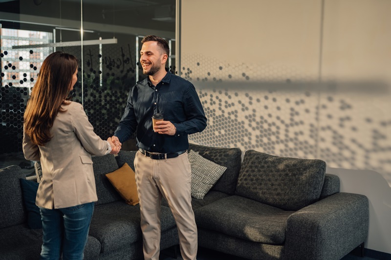 Man schudt vrouw de hand