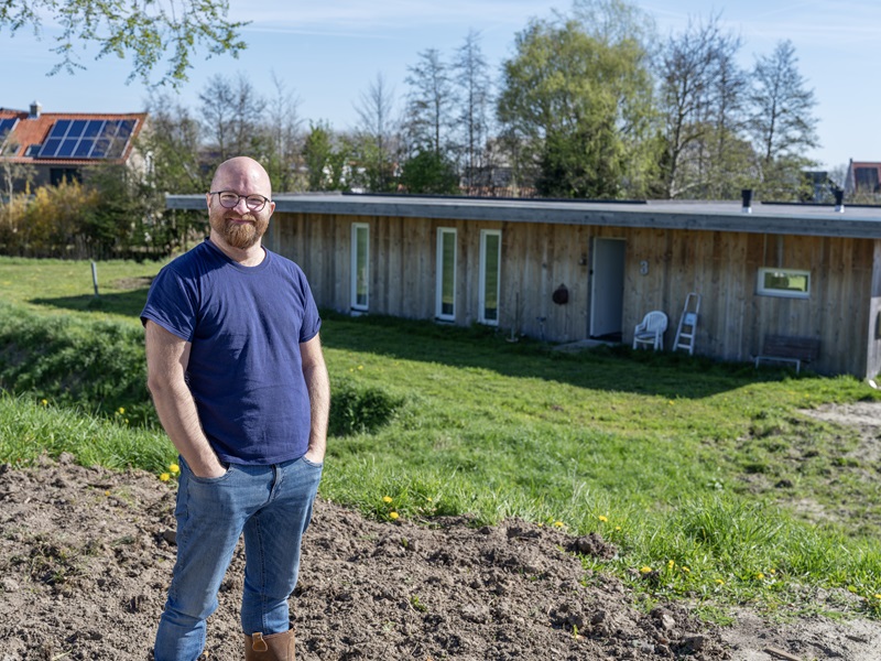 man bouwt huis van zeecontainers
