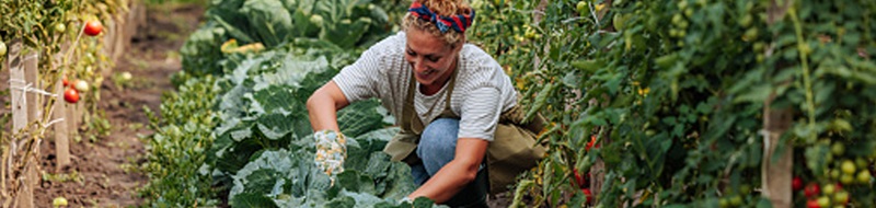 Vrouw is bezig in haar groene tuin