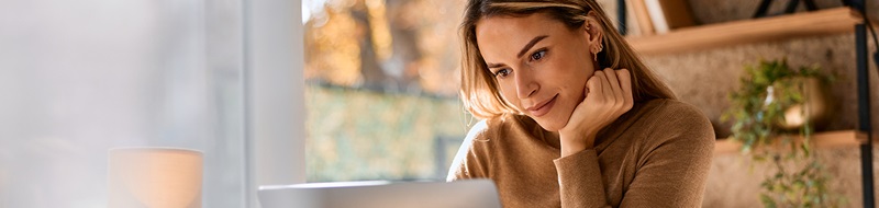 vrouw werkt thuis achter haar laptop